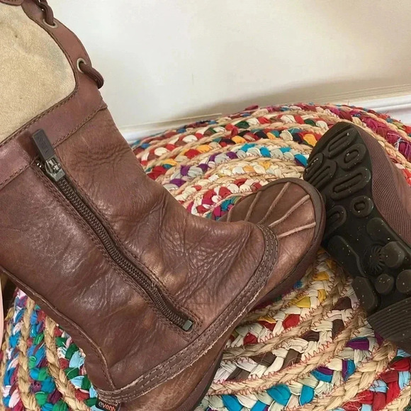 UGG brown leather cream sheepskin high  lace boots - Picture 7 of 8